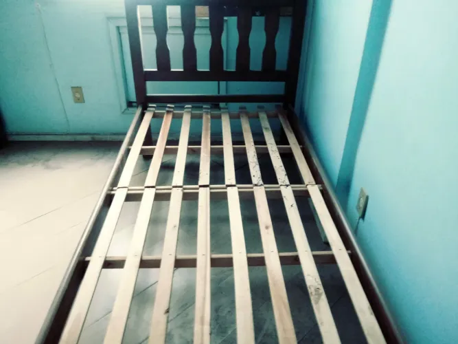 Cama de solteiro de madeira com estrado