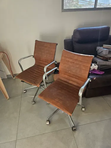 Duas cadeiras de escritório 