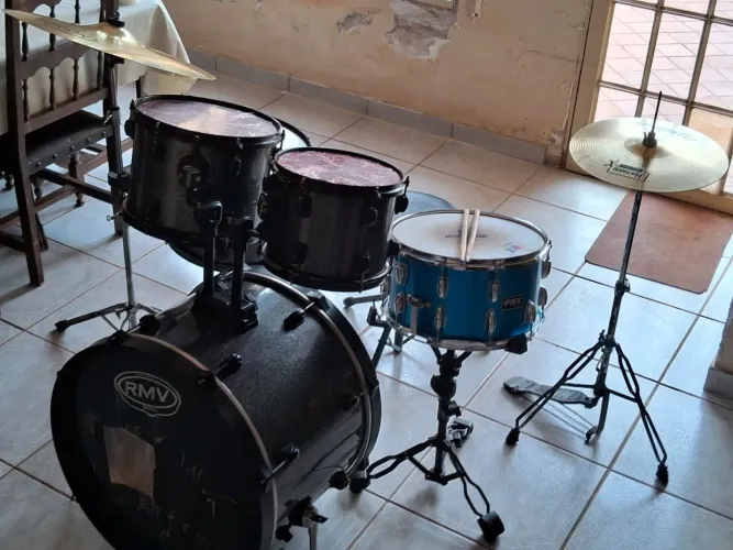 Bateria completa com pratos Só 1400