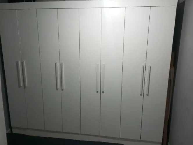 Guarda roupa 8 portas e 2 gavetas.