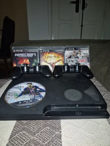 PS3 com 2 Controles + 4 Jogos de CD (Não Desbloqueado)