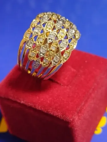 Anel Diamantes Ouro 18 Kilates Peso 5.80 Gramas topo 18 mm  Detalhes em Ouro branco       