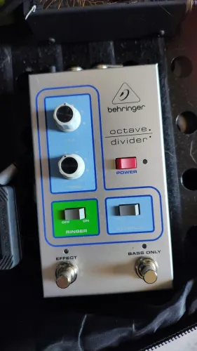 Pedal oitavador Behringer octave divider 