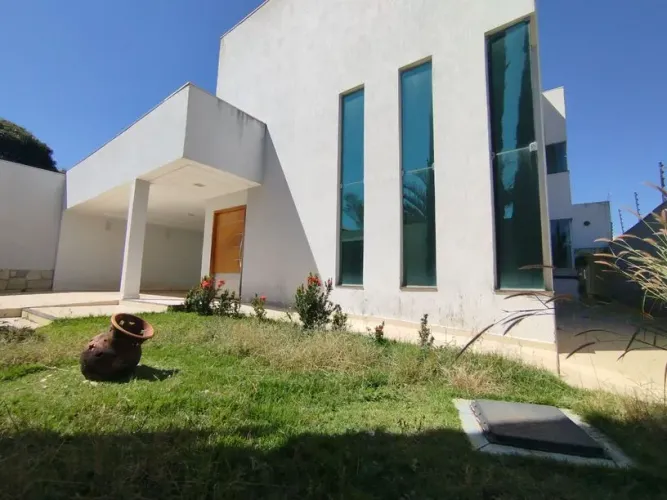 Casa com 4 Quarto(s) e 5 banheiro(s) para Alugar, 360 m² por R$ 5800 / Mês