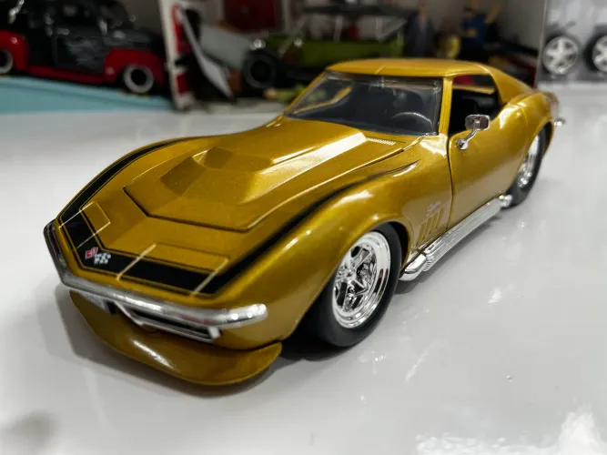 Miniatura Corvette 1969 dourada 