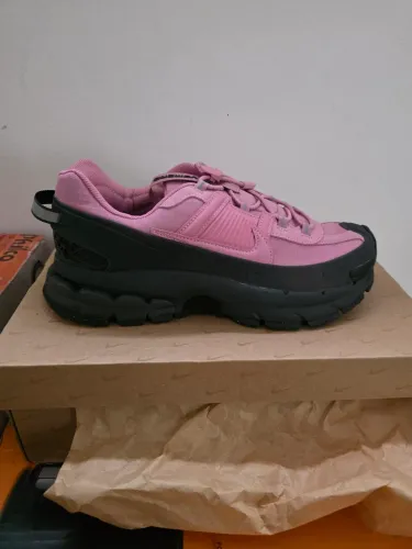 NOVO - TÊNIS NIKE AIR ZOOM VOMERO 5 ROAM WNS "ELEMENTAL PINK"<br><br>N 40,5<br><br>R$ 12