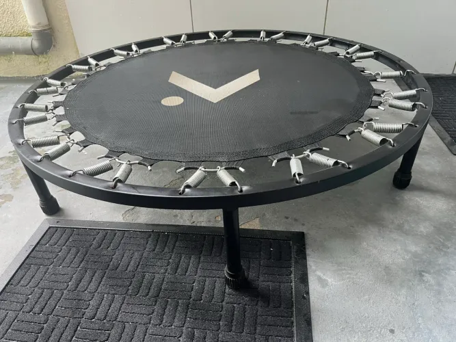 Trampolim jump oxer aço 32 molas - diâmetro 1 metro. Valor 200,00 Bem conservado.
