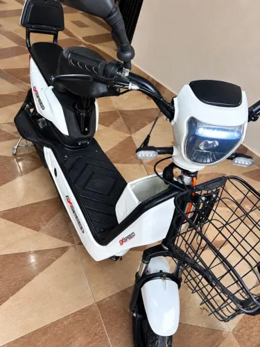 Mini scooter com leves reparos pendentes