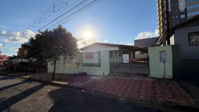 CASA À VENDA NA VILA SANTA TEREZINHA EM APUCARANA.
