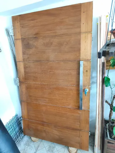 Porta de madeira maciça 2,10 x 1,20 com fechadura de 10 pontos