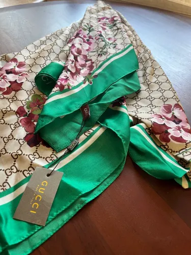 Echarpe lenço seda Gucci