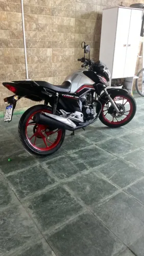 Titan impecável abaixo da tabela