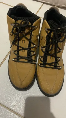 Bota couro caramelo. Perfeita para obra, trilha leve ou uso diário
