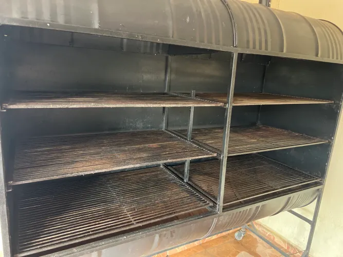 Churrasqueira para frangos e costelas 