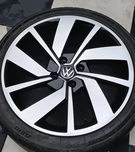 Rodas do Jetta GLI aro 17 furação 4x100 c/ pneus 205/40
