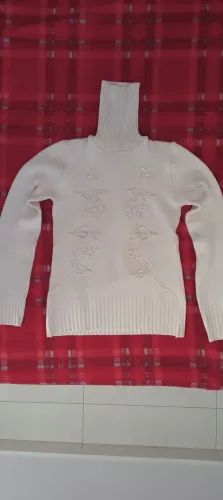 Blusa de lã bordada