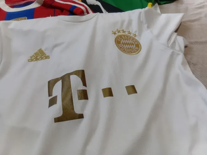 Lindo camisa do Bayer de Munique com detalhes dourados G
