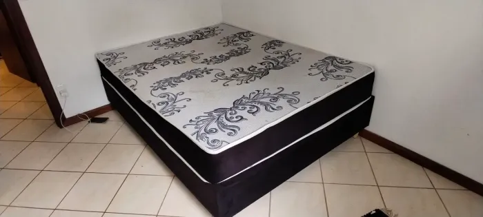 Cama semi nova