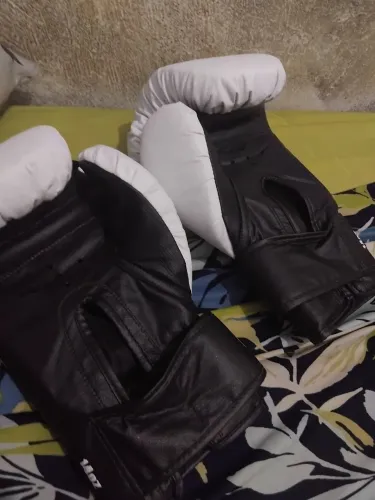 Luva de boxe tamanho 14  nunca usada nova motivo não deu em mim ent to vendendo  valor 200