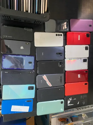 Lote de 46 celulares para retirada de peças