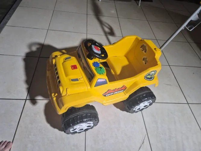 Carro de bebê Bandeirante amarelo