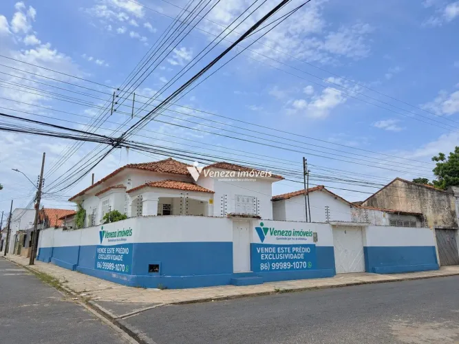 Casa Comercial de Esquina com 611,50m² para Venda na Rua São João | Bairro Centr
