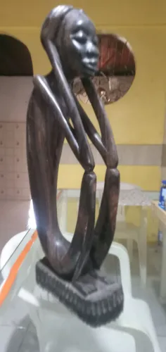 Estatua o pensador de Angola. Original em madeira artesanal 52 cm.