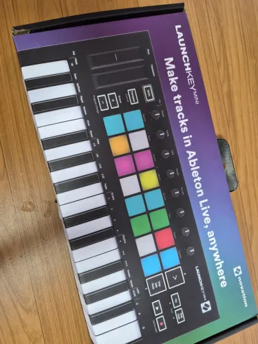 Novation Launchkey Mini MK3 - Novo (Apenas Testado, Sem Uso) na Caixa