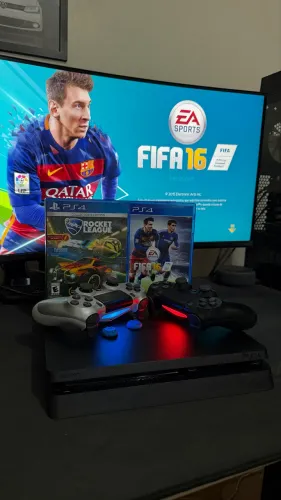 PS4 Slim 1TB - 2 Controles e 2 Jogos (Nunca aberto)