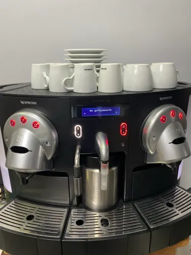 Nespresso Professional Gemini CS223 + cápsulas + expositor | Perfeita