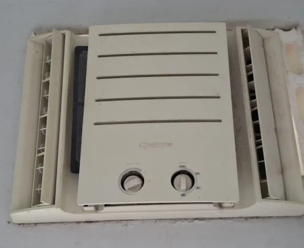 Ar-condicionado Springer em perfeito estado de conservação. 