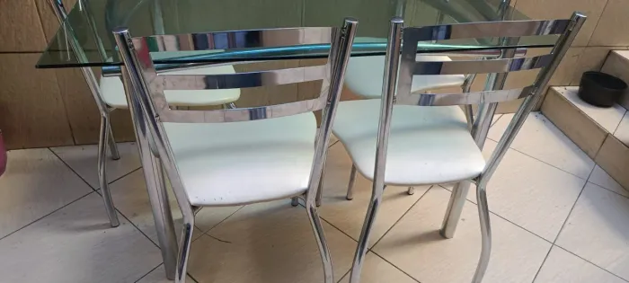 Mesa com 4 cadeiras