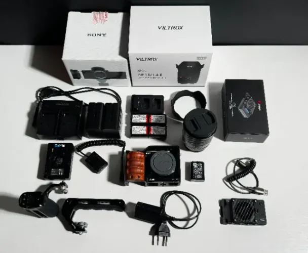 Sony ZV-E10 com Lente Viltrox 13mm Ultra Wide + Kit Completo