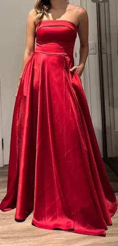 Vestido de festa longo vermelho acetinado