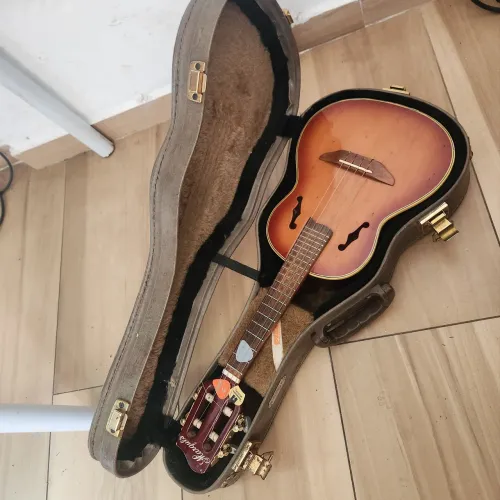 Vendo cavaquinho + case rigido