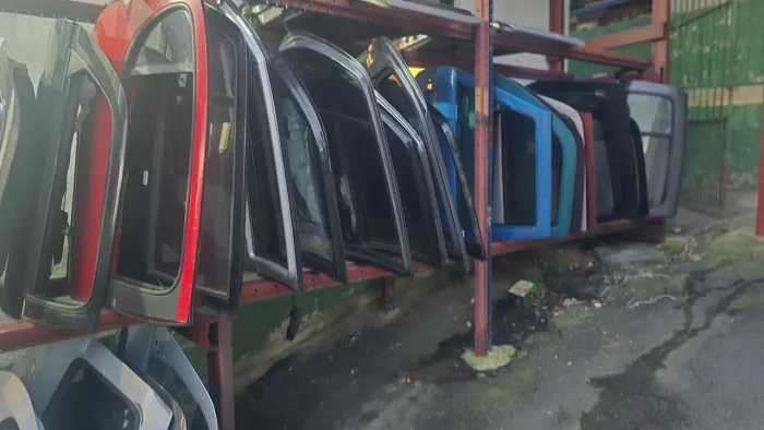 Vende-se portas de carro