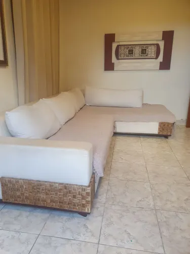 Jogo de sofá  em L com mesa de  centro. 