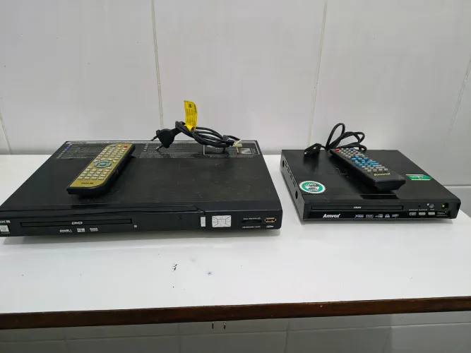 Lote com dois aparelhos de DVD