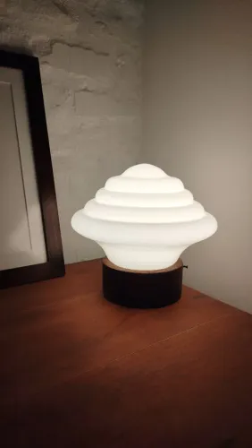 Luminária com cúpula de opalina branca e base de madeira torneada, segmentada