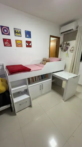 Cama de Solteiro Elevada com Espaço Inferior e mesa retrátil embutida