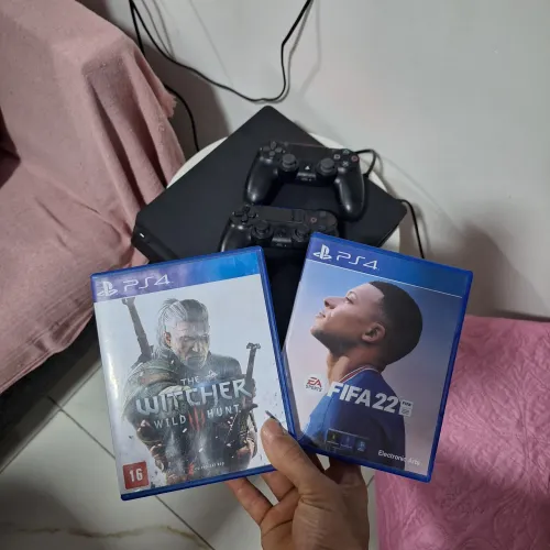 Ps4 slim 1TB de armazenamento, completo 2 controles +jogos