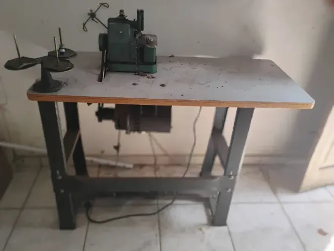 Maquina Overlock Industrial com mesa