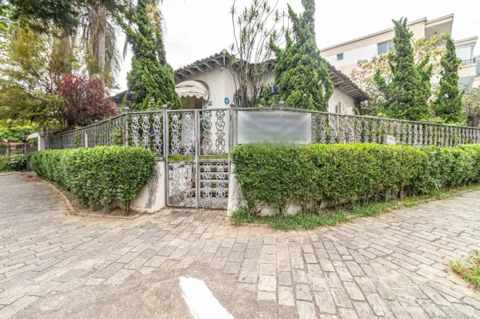 Casa comercial na Rua Safira, 9 323 m²