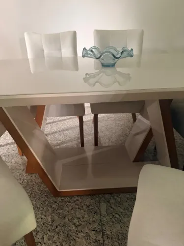 Mesa de jantar retangular pouco tempo de uso 