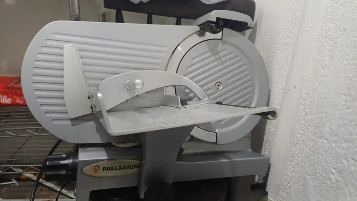 Cortador e falidos de frios
