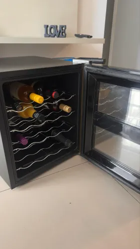 ADEGA CLIMATIZADA DIGITAL PARA 16 GARRAFAS - R$ 900,00