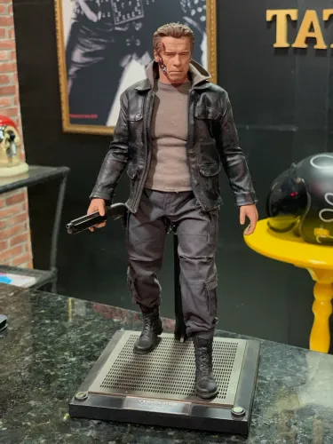 T-800 Guardian Exterminador do futuro Hot Toys 1/6