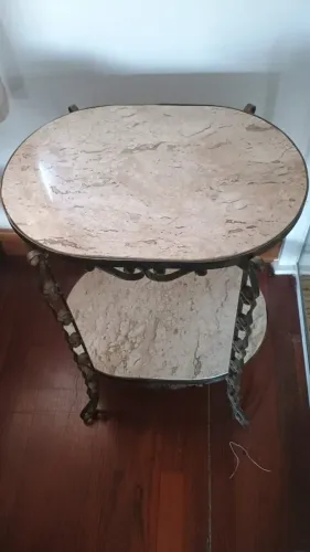 Mesa Lateral / Auxiliar Vintage em Ferro Trabalhado com Tampo Duplo em Mármore