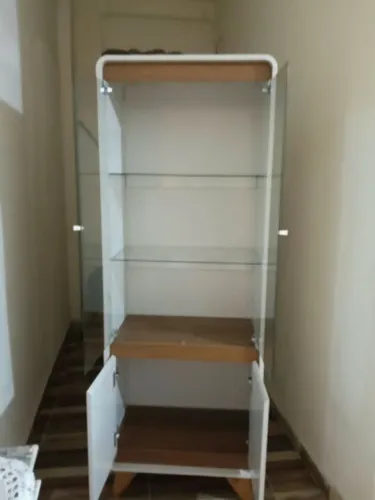 Olá estou vendendo esse lindo armário porta de vidro extremamente conservado.