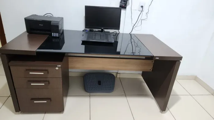 Vende-se mesa e gaveteiro